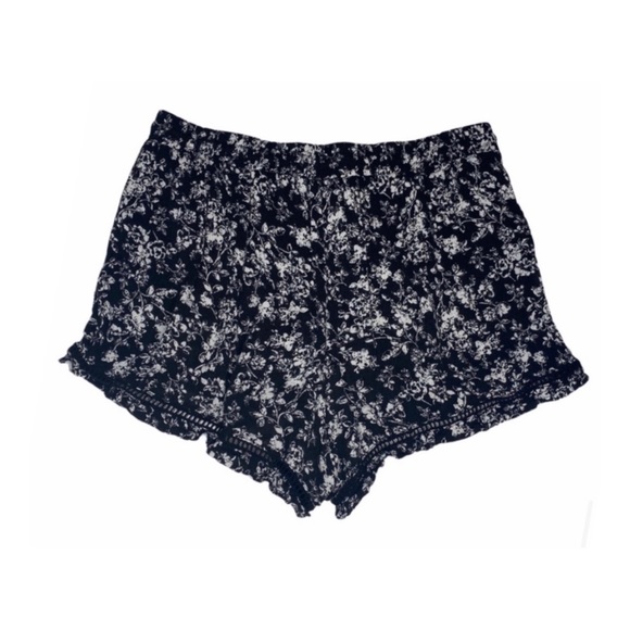 Full Tilt ꕥ Floral Window Pane Lace Trim Short ꕥ Black with White Print ꕥ Size M - Picture 3 of 13